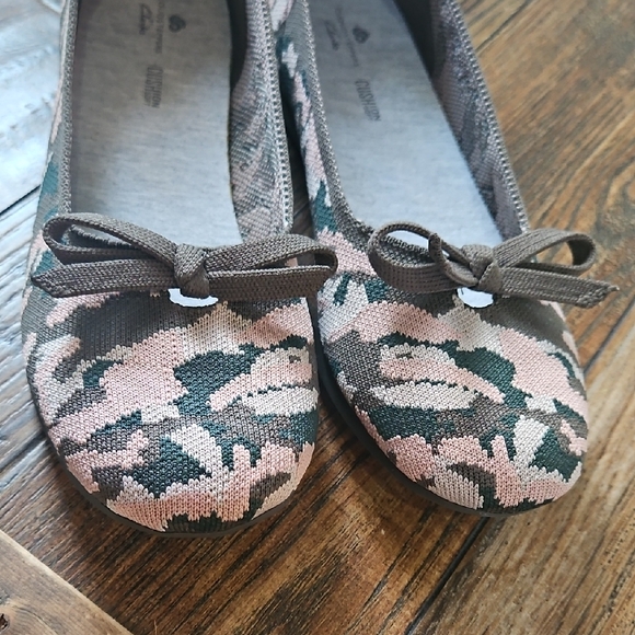 New Cloudsteppers by Clarks. Pink,Olive,White Camo Patterned Flats W/ Bow (Sz.8) - Picture 2 of 14